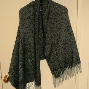Uniqlo women’s knit wrap and scarf